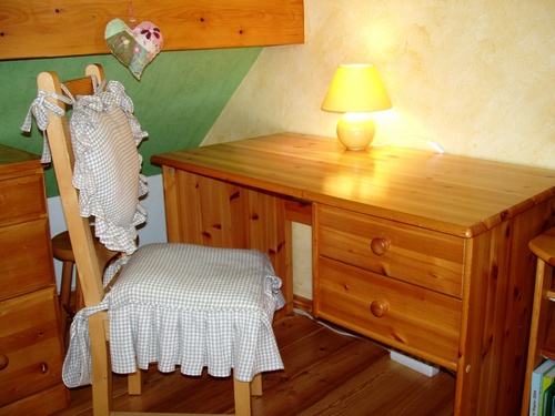 Schreibtisch mit Stuhl im ausgebauten Dachboden Schlafzimmer in unserem Ferienhaus im Elsass